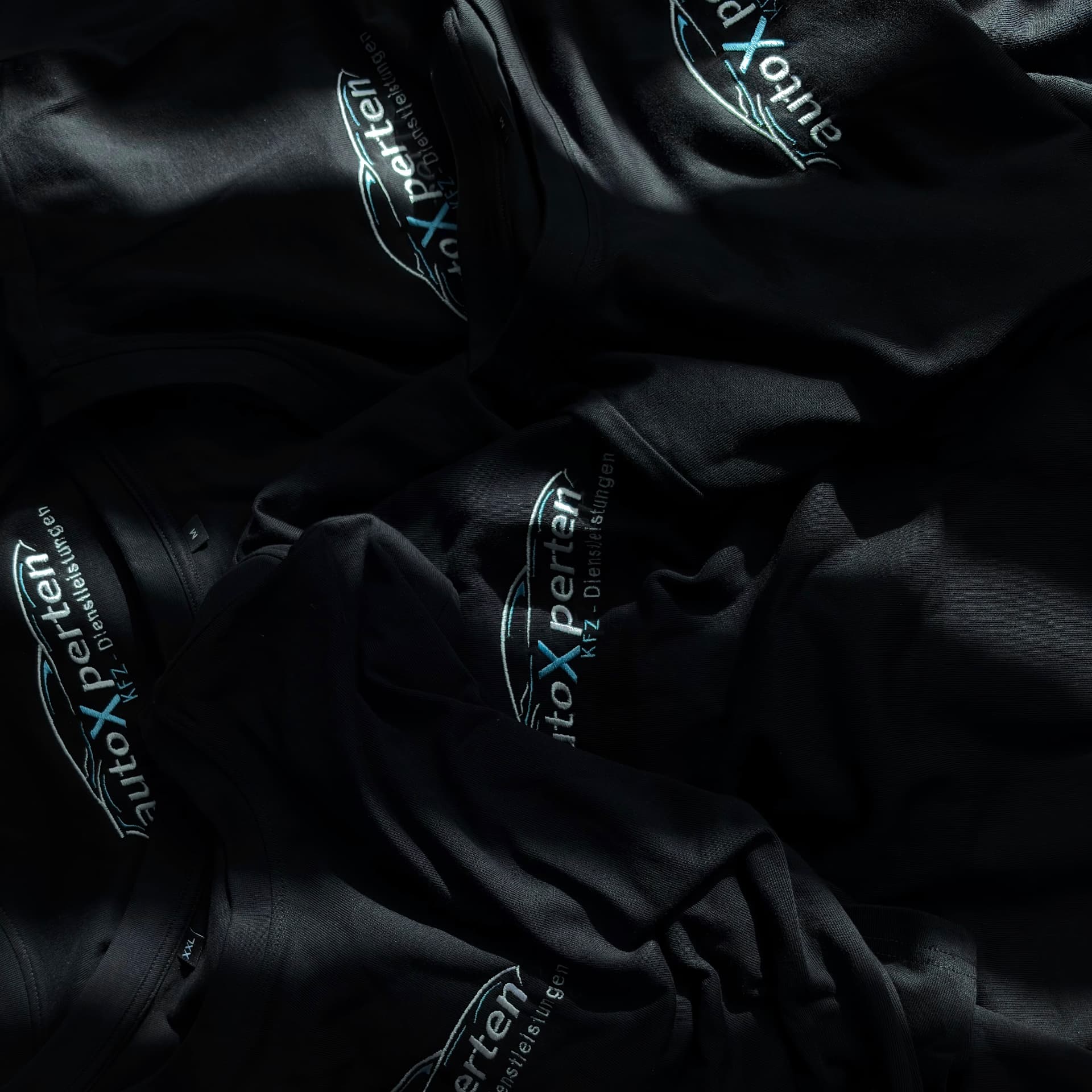 Schwarze Shirts mit gesticktem autoXperten Logo