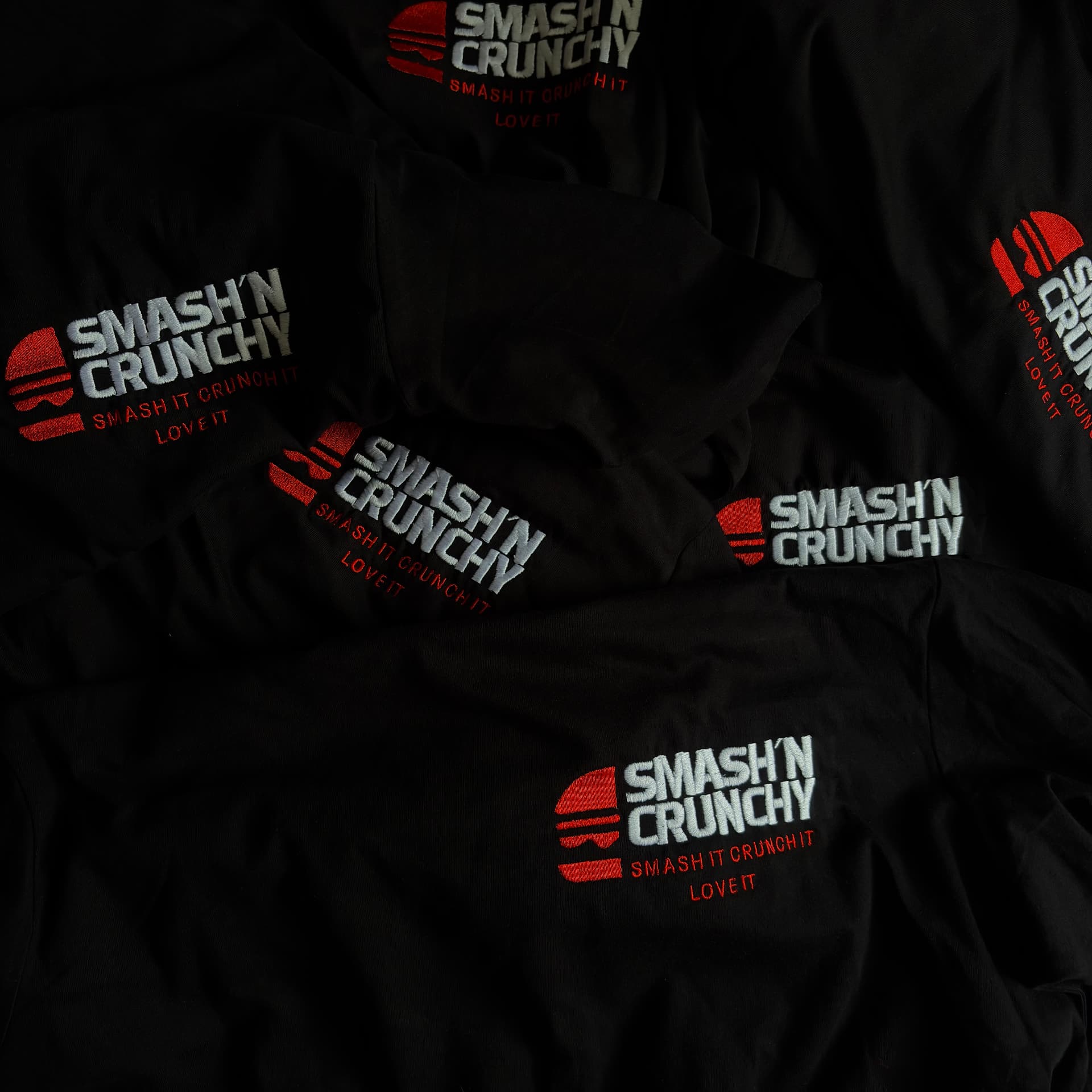 Schwarze Shirts mit gesticktem Smash'n Crunchy Logo in Rot und Weiß
